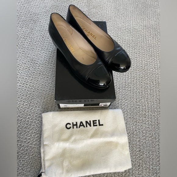 Chanel leather and patent cap toe flats - Picture 1 of 4
